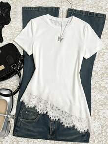 SHEIN Sparklyn Camiseta de Manga Curta Slim Fit com Decote Redondo Branco Puro para Adolescentes, Bainha de Renda Ondulada com Cílios, Corte Diagonal Assimétrico, Cintura Favorecedora, Ajuste Justo, Top Básico Casual de Verão para Uso Diário - Branco - Visão 1