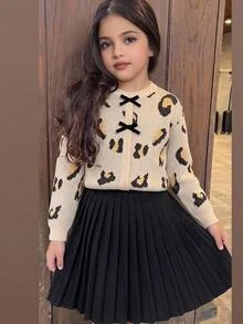 SHEIN 青少年女孩愛心圖案落肩圓領針織衫與純黑色百褶裙兩件套－適合日常穿著、返校與休閒場合 - 杏色 - 查看 1