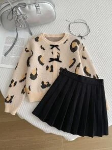 SHEIN 青少年女孩愛心圖案落肩圓領針織衫與純黑色百褶裙兩件套－適合日常穿著、返校與休閒場合 - 杏色 - 查看 2