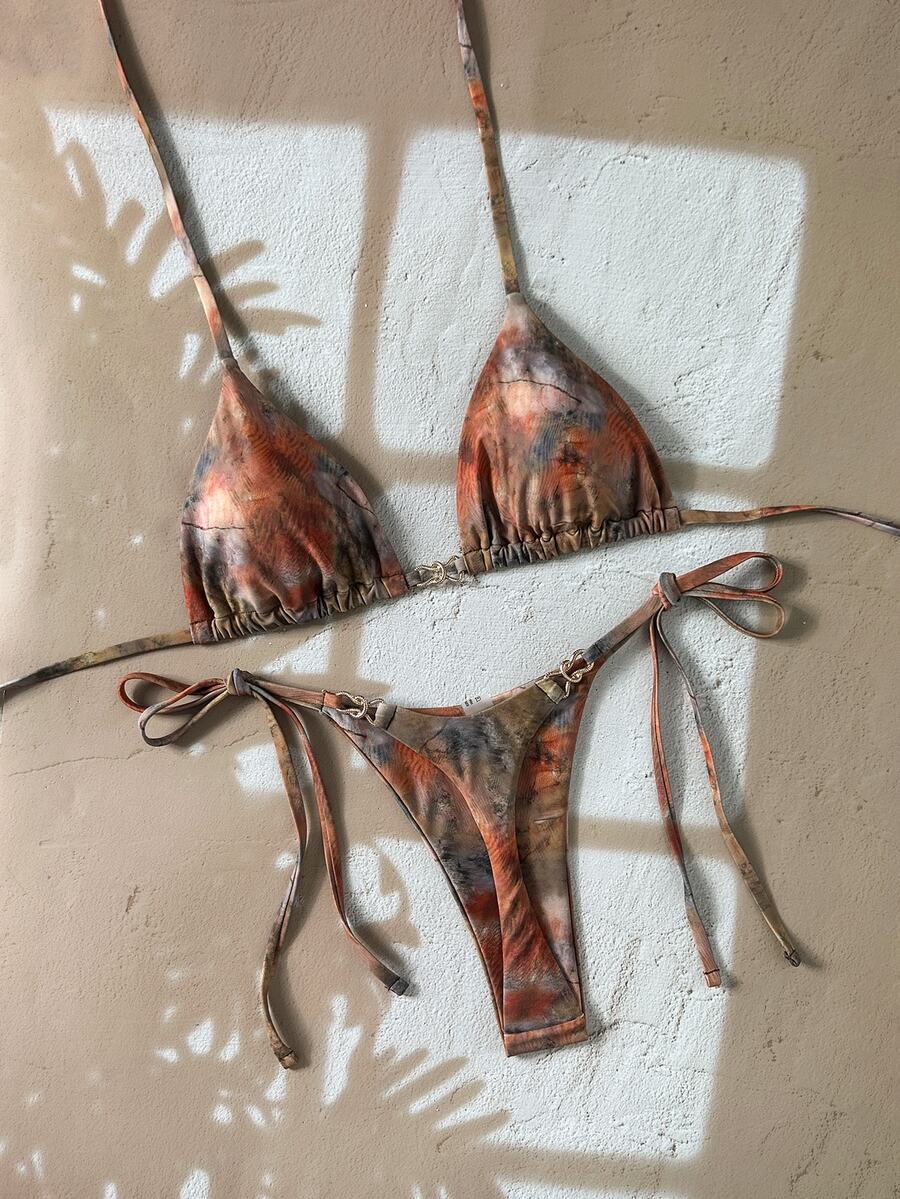 SHEIN Swim SwimSXY-D 2件組 春夏度假隨機印花金色飾品掛脖三角比基尼上衣與側綁丁字褲性感女裝泳衣套裝 - 彩色 - 查看 1
