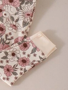 SHEIN 女嬰粉色花卉底色滿版印花長袖上衣與內搭褲 2件組貼身睡衣套裝，適合夜晚拍照、秋冬季、可愛家庭舒適風 - 杏色 - 查看 11
