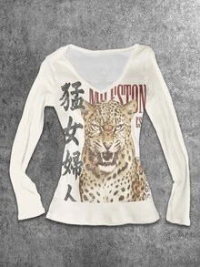 Attitoon 95%棉 全寬豹紋中文字與字母定位圖案 女款V領休閒極簡百搭修身長袖T恤，適合機場、春夏初秋街頭穿搭 - 彩色 - 查看 4
