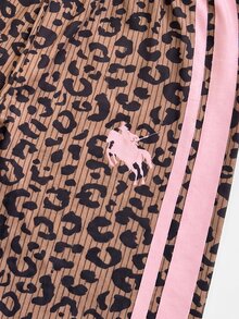 SHEIN 2件組女孩長袖套裝，學院風 Polo 領兩件式套裝，豹紋兩件式套裝時尚吸睛，對比粉色翻領柔美甜美，袖子與褲子側面飾有粉色垂直條紋，精緻小馬卡通圖案印花點綴身軀，適合中大童春秋穿著的百搭運動套裝，適用日常上學與外出 - 棕色 - 查看 6
