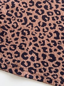 SHEIN 2件組女孩長袖套裝，學院風 Polo 領兩件式套裝，豹紋兩件式套裝時尚吸睛，對比粉色翻領柔美甜美，袖子與褲子側面飾有粉色垂直條紋，精緻小馬卡通圖案印花點綴身軀，適合中大童春秋穿著的百搭運動套裝，適用日常上學與外出 - 棕色 - 查看 4