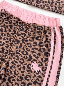 SHEIN 2件組女孩長袖套裝，學院風 Polo 領兩件式套裝，豹紋兩件式套裝時尚吸睛，對比粉色翻領柔美甜美，袖子與褲子側面飾有粉色垂直條紋，精緻小馬卡通圖案印花點綴身軀，適合中大童春秋穿著的百搭運動套裝，適用日常上學與外出 - 棕色 - 查看 8