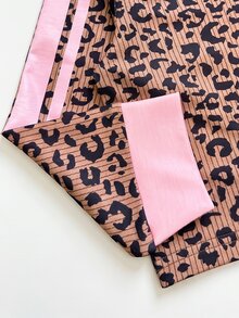SHEIN 2件組女孩長袖套裝，學院風 Polo 領兩件式套裝，豹紋兩件式套裝時尚吸睛，對比粉色翻領柔美甜美，袖子與褲子側面飾有粉色垂直條紋，精緻小馬卡通圖案印花點綴身軀，適合中大童春秋穿著的百搭運動套裝，適用日常上學與外出 - 棕色 - 查看 3