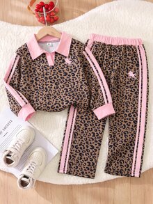 SHEIN 2件組女孩長袖套裝，學院風 Polo 領兩件式套裝，豹紋兩件式套裝時尚吸睛，對比粉色翻領柔美甜美，袖子與褲子側面飾有粉色垂直條紋，精緻小馬卡通圖案印花點綴身軀，適合中大童春秋穿著的百搭運動套裝，適用日常上學與外出 - 棕色 - 查看 1