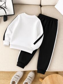 SHEIN 2件組男童休閒運動學院街頭風可愛酷炫翅膀圖案三色條紋運動衫+長褲，適合日常穿著、上學、外出、運動，春秋季節，設計簡約優雅。男孩穿著這套運動衫套裝會感到舒適，展現休閒時尚形象。 - 黑與白 - 查看 2