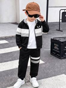 Casuvi Kids 男孩秋冬三色條紋拉鍊連帽外套與收口長褲兩件套，黑色/白色/灰色拼色連帽開襟衫配翅膀圖案與同款雙條紋收口長褲，打造完美呼應的簡約清新男孩運動休閒套裝 - 彩色 - 查看 5