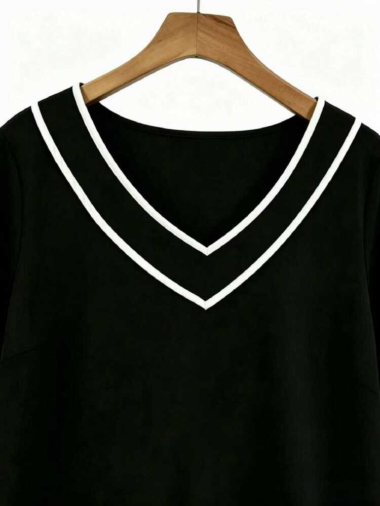SHEIN 大尺碼女款V領拼色休閒牛仔風百搭日常穿搭T恤 約會之夜早午餐黑白配色夏季休閒女式上衣 - 黑與白 - 查看 5