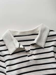 SHEIN 青少年女孩 V 領長袖條紋針織修身 Polo 領短版 T-shirt 休閒上衣 - 黑與白 - 查看 4