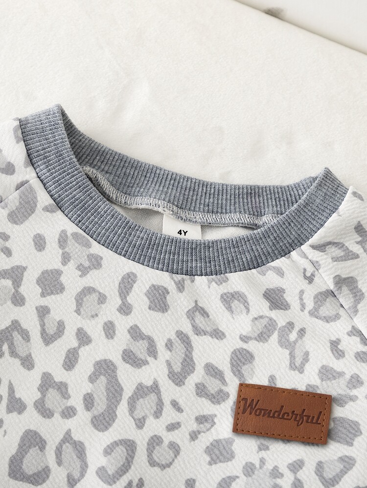 Young Girls Leopard Print Raglan Sleeve Sweatshirt 2 Pieces Set, Leopard Print Raglan Sleeve Long Sleeve + 2 In 1 Cropped High-Waist Sweatshirt, Grey Ribbed Crew Neck, Cuffs And Hem With Contrast Binding, Matching Fabric Pants, Leather Patch Detail On Chest And Pants, Suitable For Daily School, Walking, Outings And Hiking - Grey - View 5