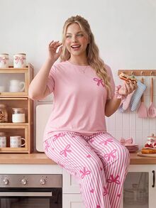 Slumberry CURVE Set Piyama Ukuran Besar Motif Garis-Garis Hati dan Pita INS yang Manis dan Imut, Leher Bulat, Nyaman, dan Longgar, Rajutan, Ukuran Plus - Berwarna merah muda - View 6