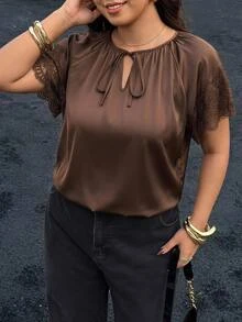 SHEIN Clasi 大尺碼法式優雅休閒百褶綁帶蕾絲拼接襯衫 辦公正式商務棕色夏季 - 棕色 - 查看 2