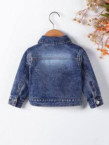 SHEIN 女童牛仔夾克，深藍色水洗牛仔，正面彩色花卉刺繡，金屬鈕扣與領口設計，適合春秋穿著，可搭配T恤、休閒褲或裙子，適用於日常外出、學校或輕量戶外場景，風格偏向清新甜美或街頭休閒 - 深色水洗藍 - 查看 2