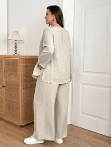 Shapeblank طقم كاجوال من قطعتين للنساء بمقاسات كبيرة، قميص برقبة دائرية وأكمام ملفوفة وبنطال بلون موحد - لون مشمشي - مشاهدة 3