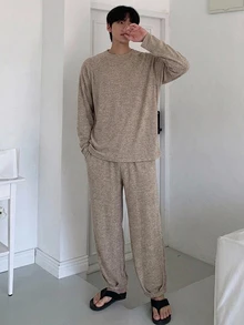 DAZY 春秋款卡其色與灰色花卉針織長袖T恤搭配彈性腰頭與收口褲腳長褲男士居家休閒套裝 - 彩色 - 查看 1