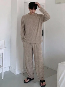 DAZY 春秋款卡其色與灰色花卉針織長袖T恤搭配彈性腰頭與收口褲腳長褲男士居家休閒套裝 - 彩色 - 查看 5