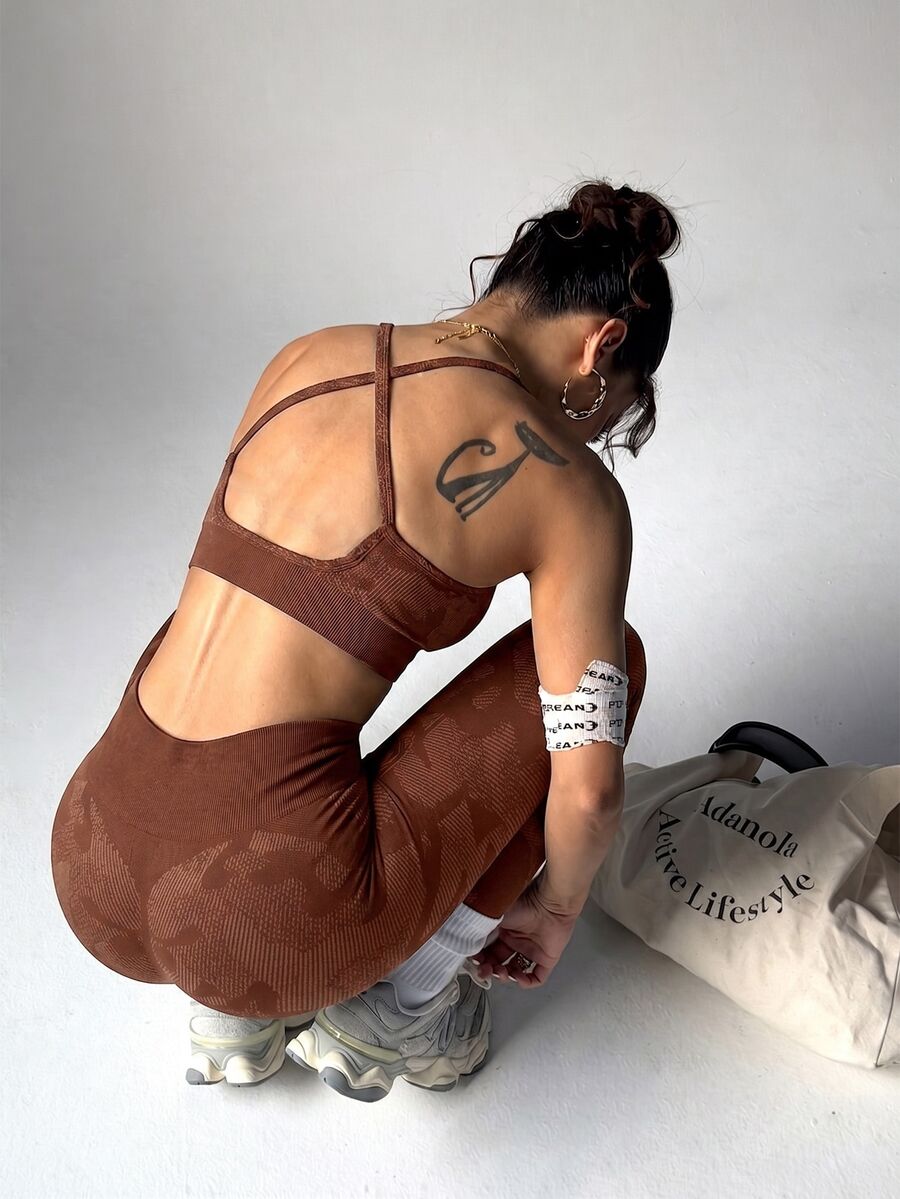 SHEIN 女款露背掛脖上衣與無縫緊身褲運動套裝 - 咖啡棕 - 查看 1