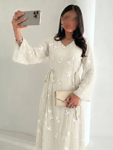 Yasmyna 女款春夏綠色編織刺繡長袖收腰抓皺A字優雅浪漫阿拉伯風洋裝 - 杏色 - 查看 3