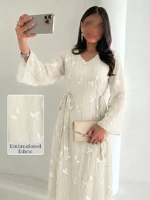 Yasmyna 女款春夏綠色編織刺繡長袖收腰抓皺A字優雅浪漫阿拉伯風洋裝 - 杏色 - 查看 8