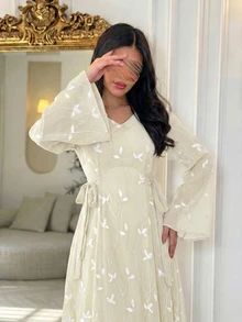 Yasmyna 女款春夏綠色編織刺繡長袖收腰抓皺A字優雅浪漫阿拉伯風洋裝 - 杏色 - 查看 7