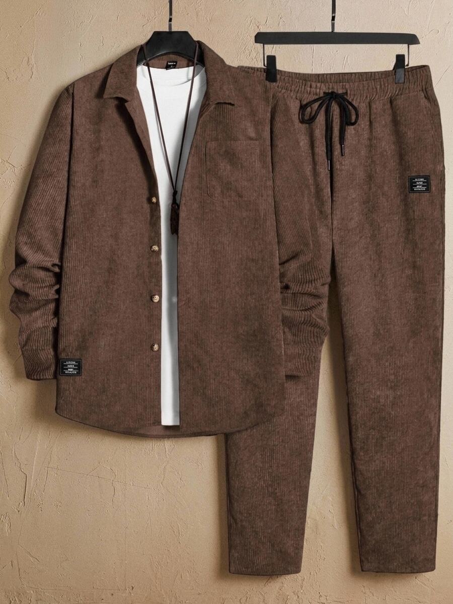 HIMLAND Setelan 2 Potong Kemeja Lengan Panjang dan Celana Kasual Pria Longgar dengan Patch Huruf, Huruf - Coklat - View 1