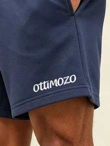 OTTIMOZO شورت رياضي رجالي بطبعة حروف وخصر برباط وجيوب، للجيم - أزرق بحري - مشاهدة 4