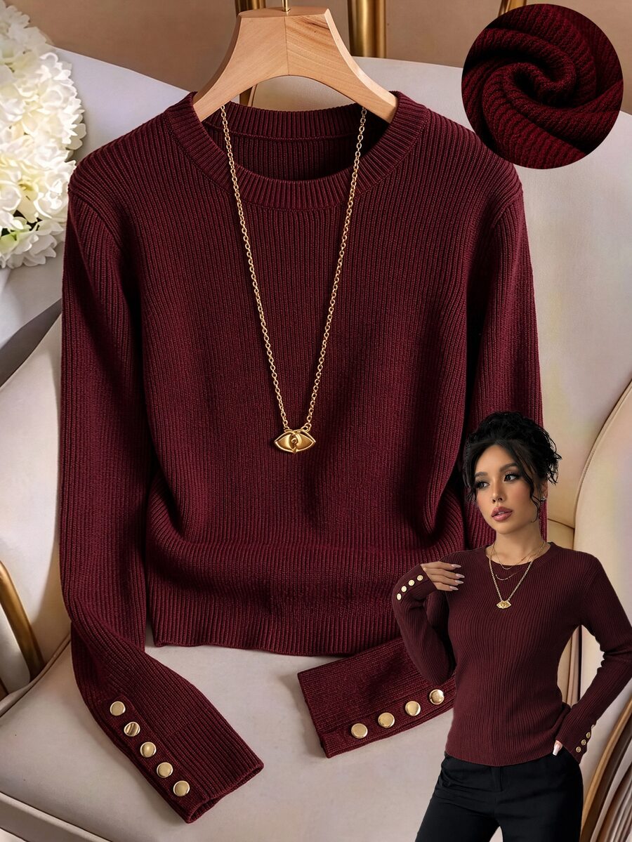 GlowEve CURVE Atasan Rajut Leher Bulat Vintage Burgundy Ukuran Plus untuk Wanita dengan Desain Manset Kancing Logam, Sweater Leher Bulat Minimalis Lengan Panjang Bergaris Slim Fit yang Menawan untuk Lapisan Musim Gugur/Dingin - Burgundy - View 1