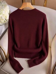 GlowEve CURVE Atasan Rajut Leher Bulat Vintage Burgundy Ukuran Plus untuk Wanita dengan Desain Manset Kancing Logam, Sweater Leher Bulat Minimalis Lengan Panjang Bergaris Slim Fit yang Menawan untuk Lapisan Musim Gugur/Dingin - Burgundy - View 2