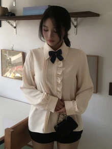 DAZY Blus Formal Elegan Musim Semi dan Gugur untuk Wanita dengan Pita Warna Kontras, Lengan Panjang Longgar, Lipit, dan Hiasan Rumbai - Aprikot - View 2