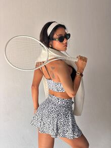 SHEIN Sports 2件組女款運動服套裝，白色動物印花，夏季性感健身瑜伽，單肩豹紋拼接加墊運動內衣與口袋運動裙褲短褲 - 彩色 - 查看 4
