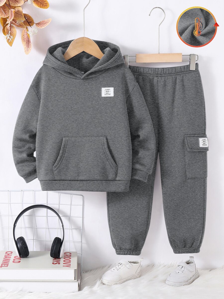 SHEIN 2件組小男孩小女孩兒童休閒學院風舒適時尚極簡實用百搭字母圖案抓絨內裡連帽衛衣與長褲套裝，適合開學第一天，校服，圓領衛衣，兒童服飾，男孩套裝，幼兒男孩衣服，返校季，男孩套裝，適合日常穿著，適合上學，適合外出，適合運動，適合秋冬季節 - 深灰色 - 查看 1