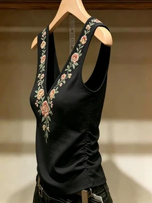 SHEIN Holidaya 女款夏季花卉印花百褶V領休閒波西米亞風背心上衣 度假風 黑色與粉色 - 黑色 - 查看 4