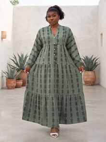 CurvyTilda فستان ماكسي بطبقات مطبوع باللون الأخضر الزيتوني بياقة على شكل حرف V وأزرار، مقاس كبير، بأسلوب بوهيمي للعطلات والارتداء اليومي - متعدد الألوان - مشاهدة 4