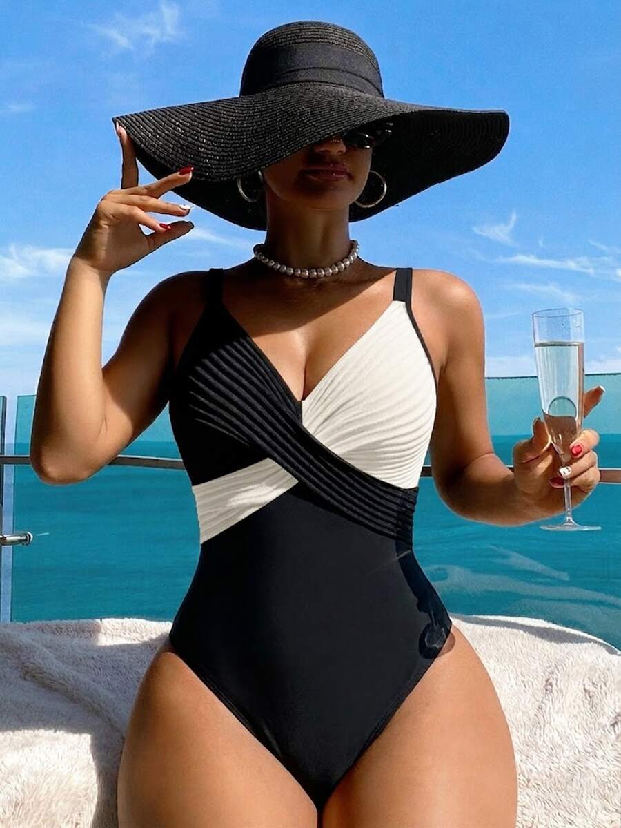 Swim Lushoire بدلة سباحة قطعة واحدة ذات تصميم أمامي متقاطع من قماش مخطط خاص - أبيض وأسود - مشاهدة 1