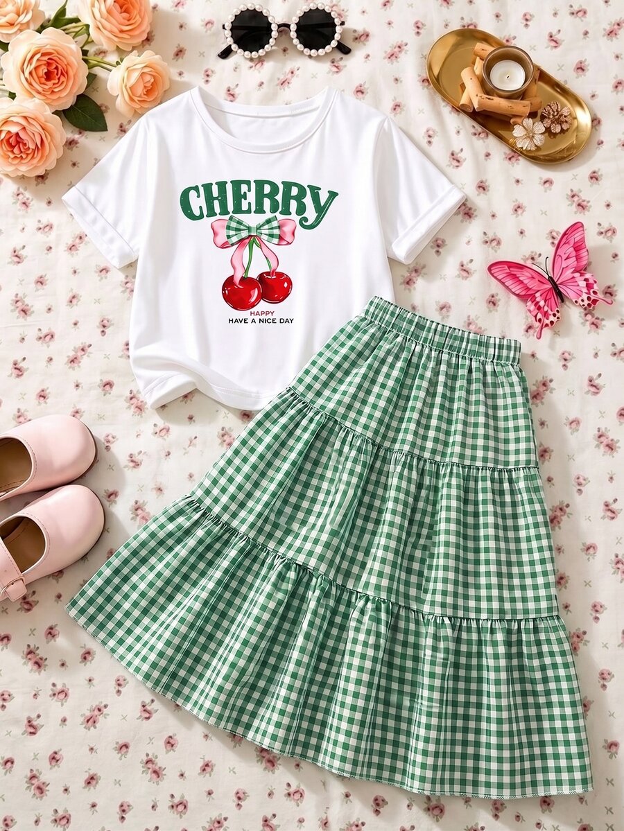 SHEIN Genkimix Kids Tween女孩 2件組 大蝴蝶結裝飾櫻桃字母印花休閒圓領短袖T恤 + 鈕扣裝飾格紋長裙套裝，夏季