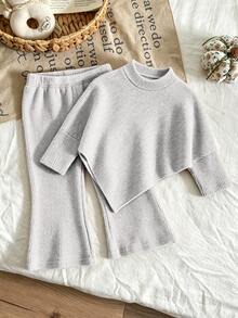SHEIN Playful Pals 嬰兒/幼兒女童 春/秋/冬休閒保守風 Safari T恤套裝 不對稱套頭高領針織羅紋布料 灰色喇叭長褲 - 灰色 - 查看 6
