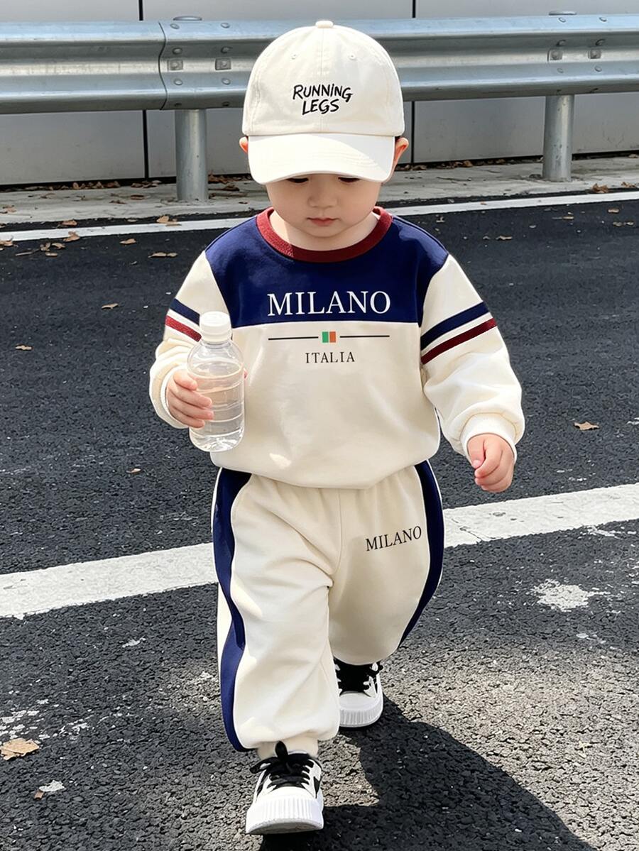 2件組幼童休閒時尚運動風經典拼色 MILANO, ITALIA 字母印花圓領T恤與字母印花抓絨圓領微落肩衛衣及側條紋長褲套裝,適合外出、運動、韓風、校服,春/夏季 - 彩色 - 查看 1