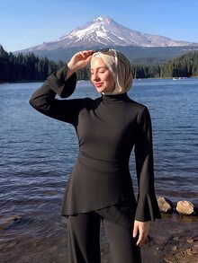 SHEIN Sports طقم رياضي نسائي بأسلوب الشرق الأوسط من قطعتين بلون موحد مع بنطال طويل بحافة غير متماثلة وقميص بأكمام طويلة - الأسود - مشاهدة 4