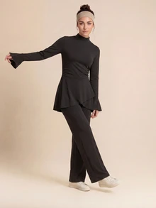 SHEIN Sports طقم رياضي نسائي بأسلوب الشرق الأوسط من قطعتين بلون موحد مع بنطال طويل بحافة غير متماثلة وقميص بأكمام طويلة - الأسود - مشاهدة 7