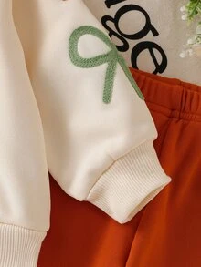 SHEIN Playful Pals 女童甜美蝴蝶結運動衫套裝 秋季可愛 H 植絨印花上衣與焦糖色彈性內搭褲 柔軟 2 件套 適合嬰兒與幼童 日常百搭 - 杏色 - 查看 9