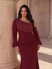 Coutiva Gaun Malam Formal Elegan Wanita Ukuran Plus dengan Hiasan Berlian Imitasi, Bahu Asimetris, Lengan Panjang, dan Potongan Duyung. - Burgundy - View 5