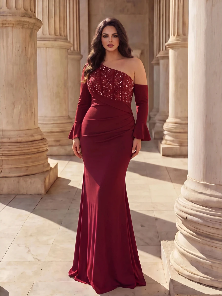 Coutiva Gaun Malam Formal Elegan Wanita Ukuran Plus dengan Hiasan Berlian Imitasi, Bahu Asimetris, Lengan Panjang, dan Potongan Duyung. - Burgundy - View 1
