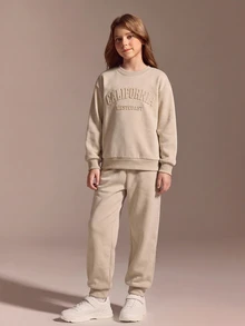 SHEIN 青少年女孩 2件組 純色 California 字母圖案長袖運動衫與慢跑褲套裝 休閒學院風校園運動服 運動休閒套裝 - 卡其色 - 查看 4
