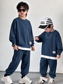 SHEIN Little Byeori 兒童小男孩裝飾編織標籤針織軟綿圓領長袖套頭衛衣與彈性腰收口長褲 2件/套，舒適百搭時尚休閒可愛簡約百搭風格，適合秋冬室內、戶外滑雪、日常穿著、運動、玩耍、派對 - 藏蓝色 - 查看 4