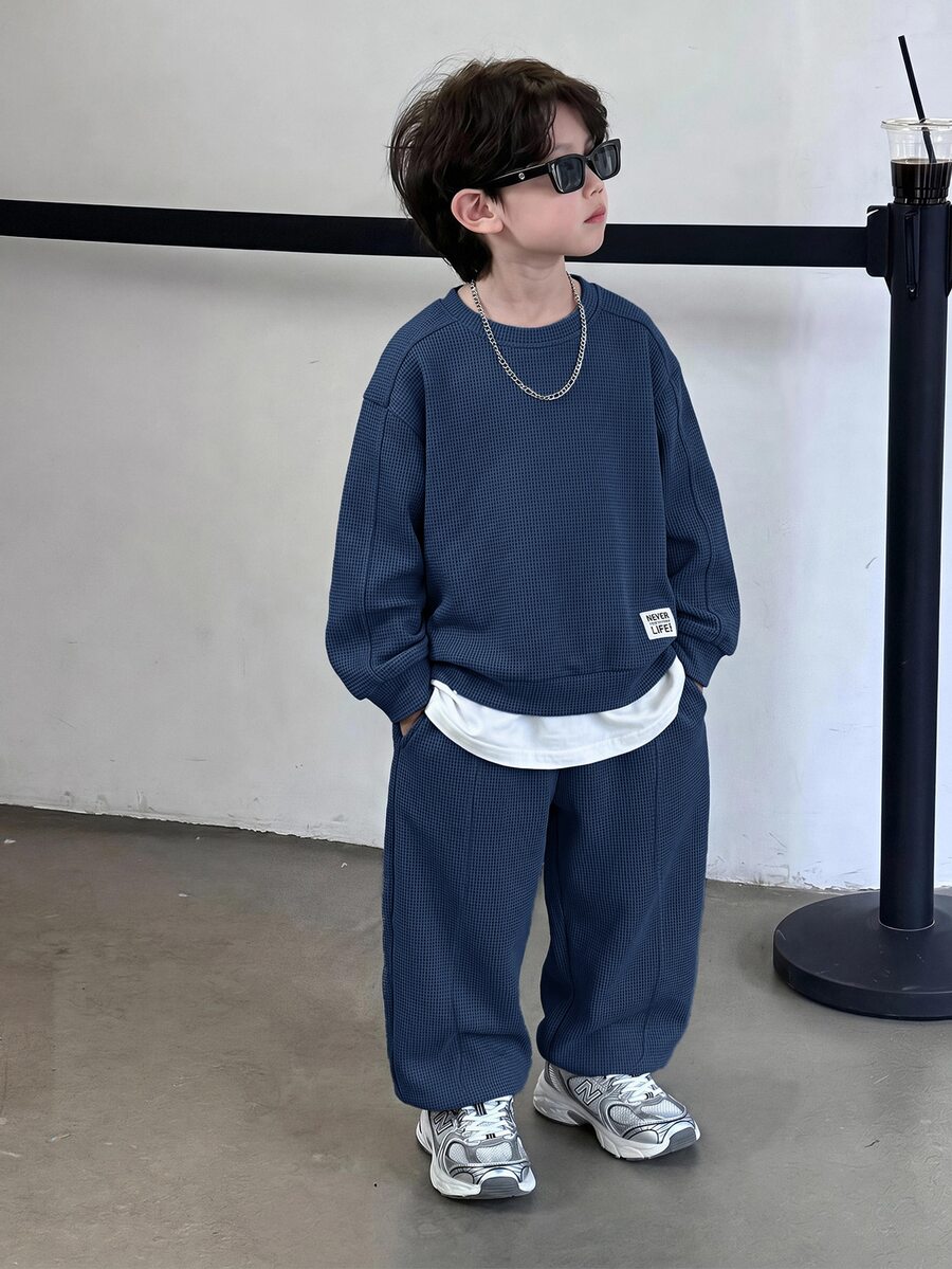 SHEIN Little Byeori 兒童小男孩裝飾編織標籤針織軟綿圓領長袖套頭衛衣與彈性腰收口長褲 2件/套,舒適百搭時尚休閒可愛簡約百搭風格,適合秋冬室內、戶外滑雪、日常穿著、運動、玩耍、派對 - 藏蓝色 - 查看 1