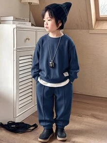 SHEIN Little Byeori 兒童小男孩裝飾編織標籤針織軟綿圓領長袖套頭衛衣與彈性腰收口長褲 2件/套，舒適百搭時尚休閒可愛簡約百搭風格，適合秋冬室內、戶外滑雪、日常穿著、運動、玩耍、派對 - 藏蓝色 - 查看 5