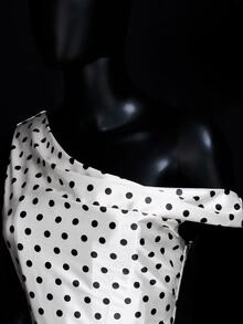 SHEIN ICON 缎面圆点印花单肩上衣和低腰半身裙套装 - 黑與白 - 查看 11