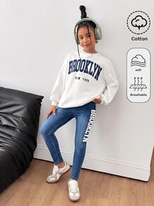 SHEIN Tween女孩2件套 白色字母圖案針織寬鬆圓領衛衣與藍色丹寧彈性緊身褲 - 藍白色 - 查看 8